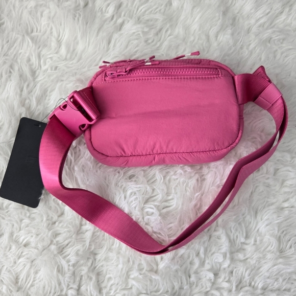 Fabletics The Essential Puffer Belt Bag. Color: Beach Party. New.Keep your per - Picture 4 of 9